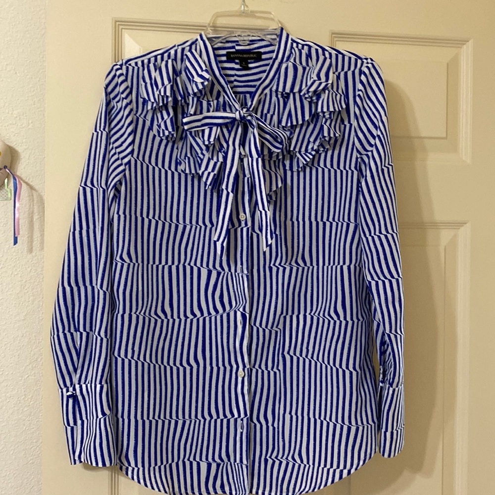 Banana Republic classic blouse, blue and white, long sleeve, nice detail, EUC